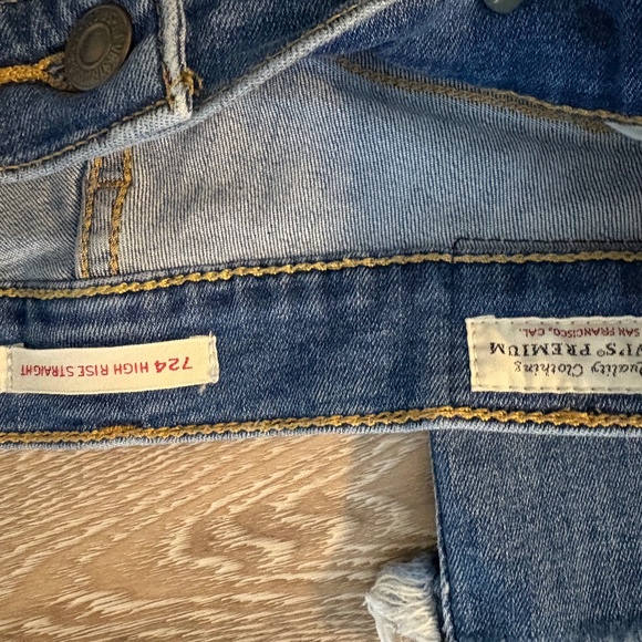 **WOMEN’S LEVI’S** - Picture 1 of 5